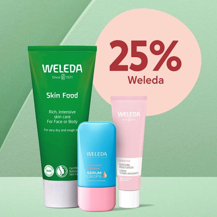 Tre Weleda-produkter i förgrunden: grön tub "Skin Food", blå-rosa flaska "Serum Drops" och rosa tub "Sensitive Soothing Moisturiser", framför grön bakgrund med rosa cirkel där texten "25% Weleda".