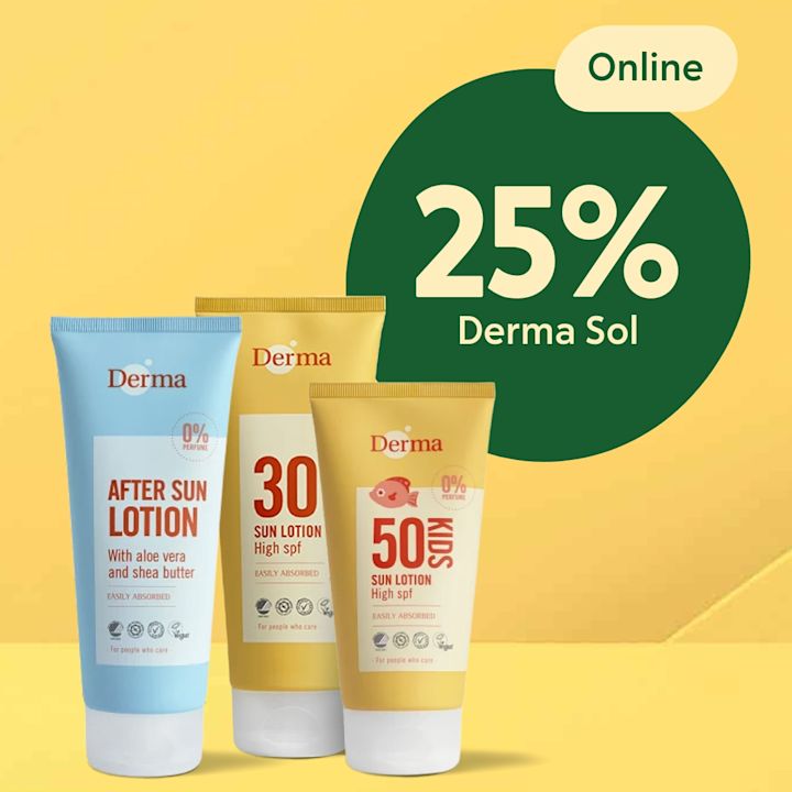 Tre solskyddsprodukter i tubform (After Sun Lotion blå, Sun Lotion SPF 30 gul och Kids SPF 50 gul) stående framför en gul bakgrund med en grön cirkel där det står "25% Derma Sol" och en liten etikett "Online".