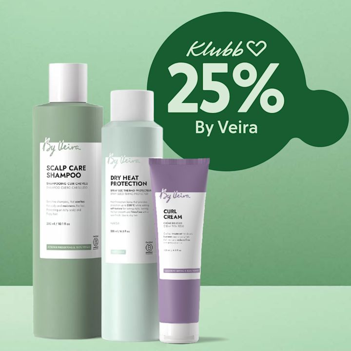 Tre hårvårdsprodukter från varumärket By Veira (Scalp Care Shampoo, Dry Heat Protection, Curl Cream) stående framför en grön bakgrund med en mörkgrön pratbubbla som visar texten "25% rabatt på By Veira för medlemmar i Klubb Hjärtat".