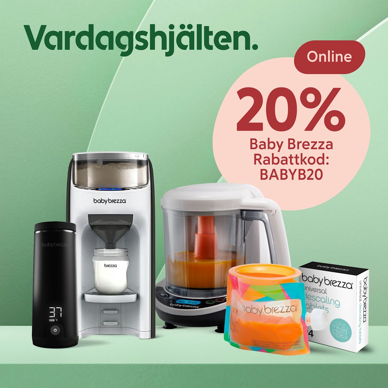 Flera Baby Brezza-babymatlstillbehör på grön hylla: svart värmeflaska, vit ersättningsmaskin med nappflaska, matberedare med puré, färgglad matpåse och avkalkningstabletter samt rosa cirkel med text "20% Baby Brezza Rabattkod: BABYB20".