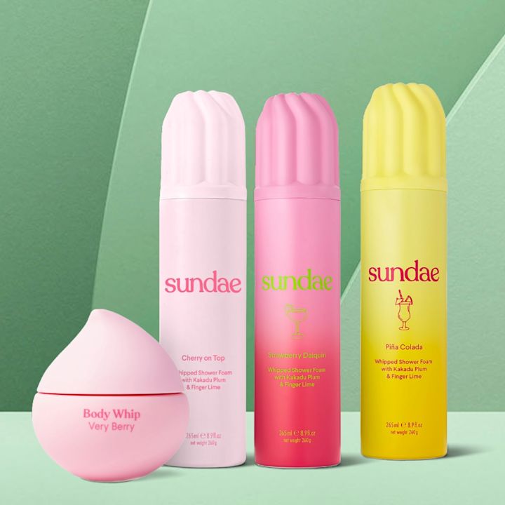 Fyra färgglada hudvårdsprodukter i rosa, mörkrosa och gul med texten "Sundae" och doftbeskrivningar mot en grön bakgrund.