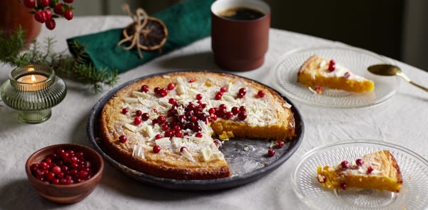 Gyllengul saffranskladdkaka med vit choklad.