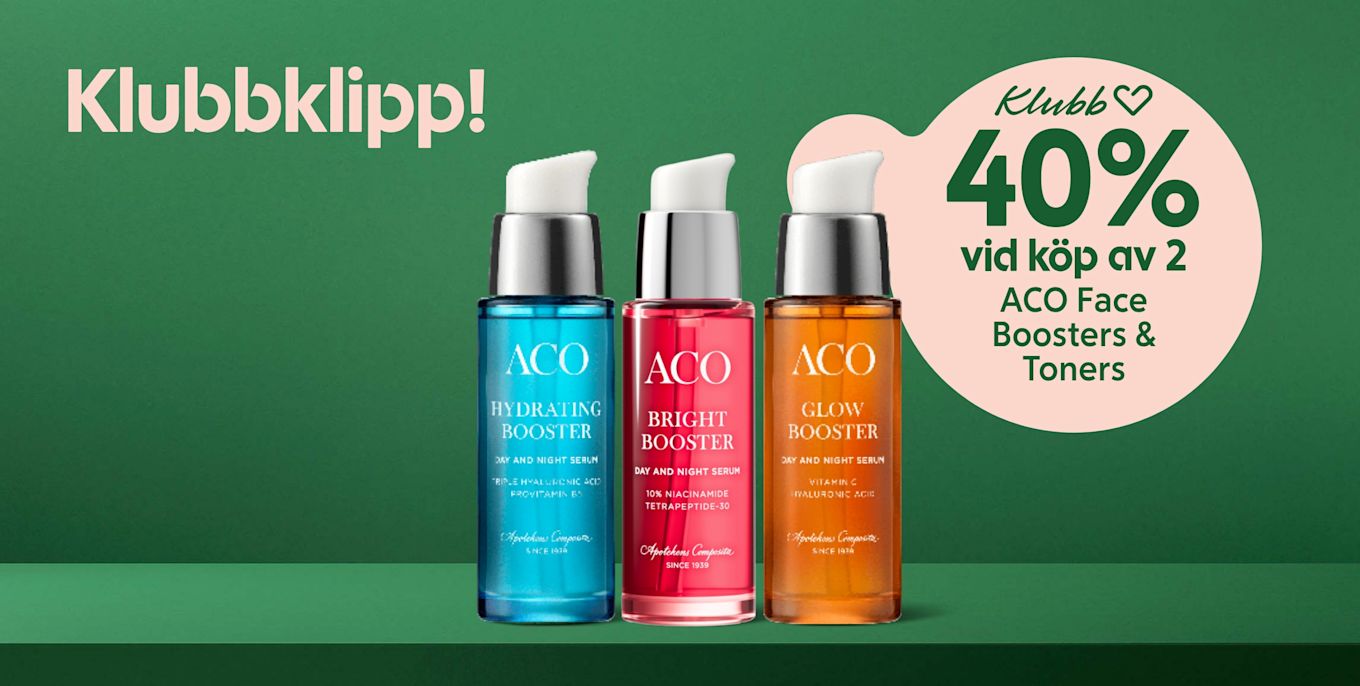 Tre ACO-serumflaskor i blått, rött och orange står uppradade på ett grönt bord, bredvid en rosa cirkel med texten "Klubb 40% vid köp av 2 ACO Face Boosters & Toners".