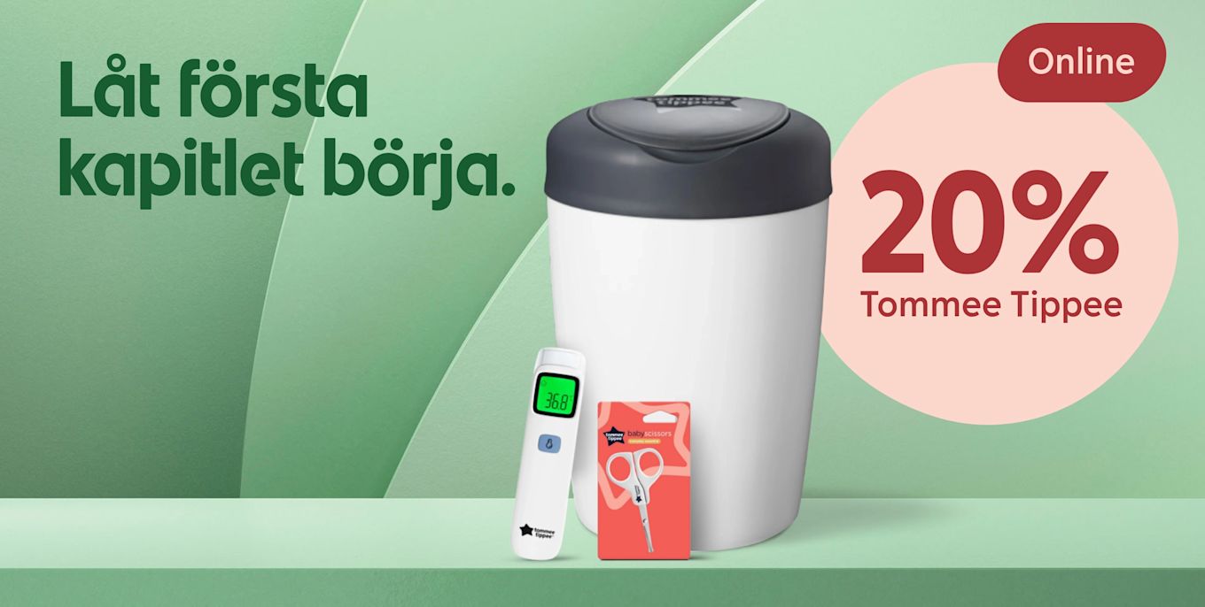Vit blöjhink med mörkgrått lock, framför en vit digital febertermometer som visar 36.8 och ett paket baby-saxar, allt på grön bakgrund med texten "Låt första kapitlet börja" och en rosa cirkel med "20% Tommee Tippee".