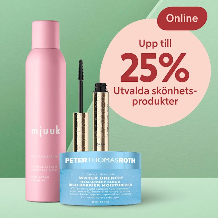 Rosa mjuk sprayflaska, blå krämburk märkt "PETER THOMAS ROTH Water Drench" och ögonfransmascara framför grön bakgrund med rosa cirkel där det står "Upp till 25% Utvalda skönhetsprodukter" och en röd oval "Online".