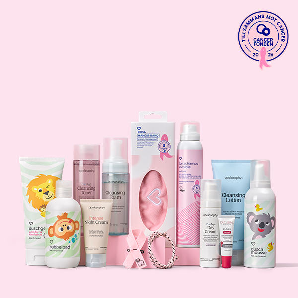 Ingång till alla produkter där en del av vinsten går till Cancerfonden. Rosa bandet, rosa armbandet, flaskor och tuber med rosa- och pastellförpackningar för hudvård och barnprodukter uppställda på rosa bakgrund, inklusive duschgel, bubbelbad, rengöringsmousse, dag- och nattkräm samt rosa gåvoförpackning märkt med Cancerfonden-symbol och rosa bandet.