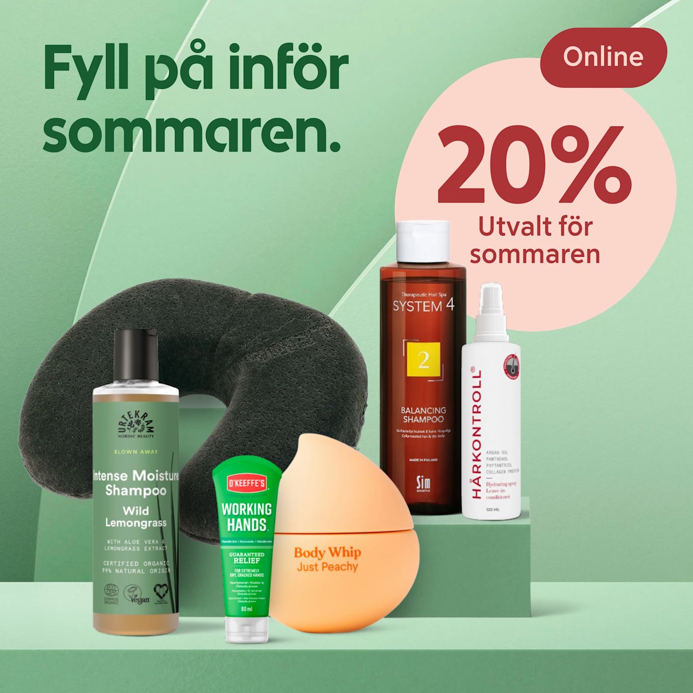 Flera sommarprodukter (schampo, handkräm, leave-in balsam, kroppssmör och nackkudde) uppställda på gröna podium med texten "Fyll på inför sommaren" till vänster och en rosa cirkel till höger med "20% Utvalt för sommaren" och en röd etikett "Online".