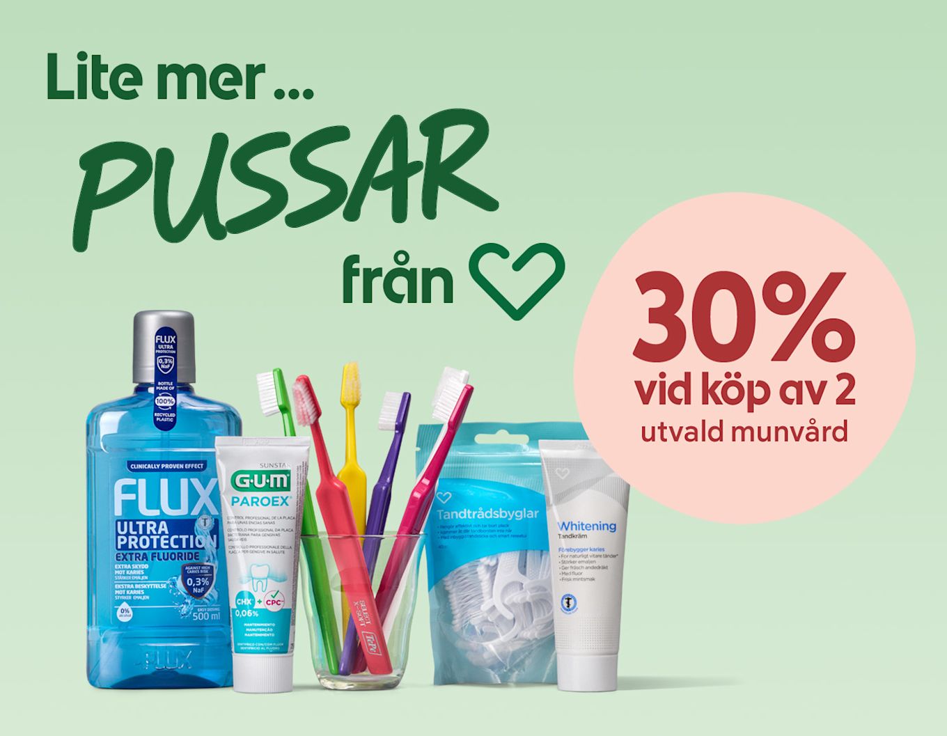 Flera munvårdsprodukter stående i rad: flaska munskölj, tandkrämstub, glas med färgglada tandborstar, förpackning med tandtrådsbyglar och whitening-tandkräm, mot ljusgrön bakgrund med text om 30% rabatt vid köp av 2.