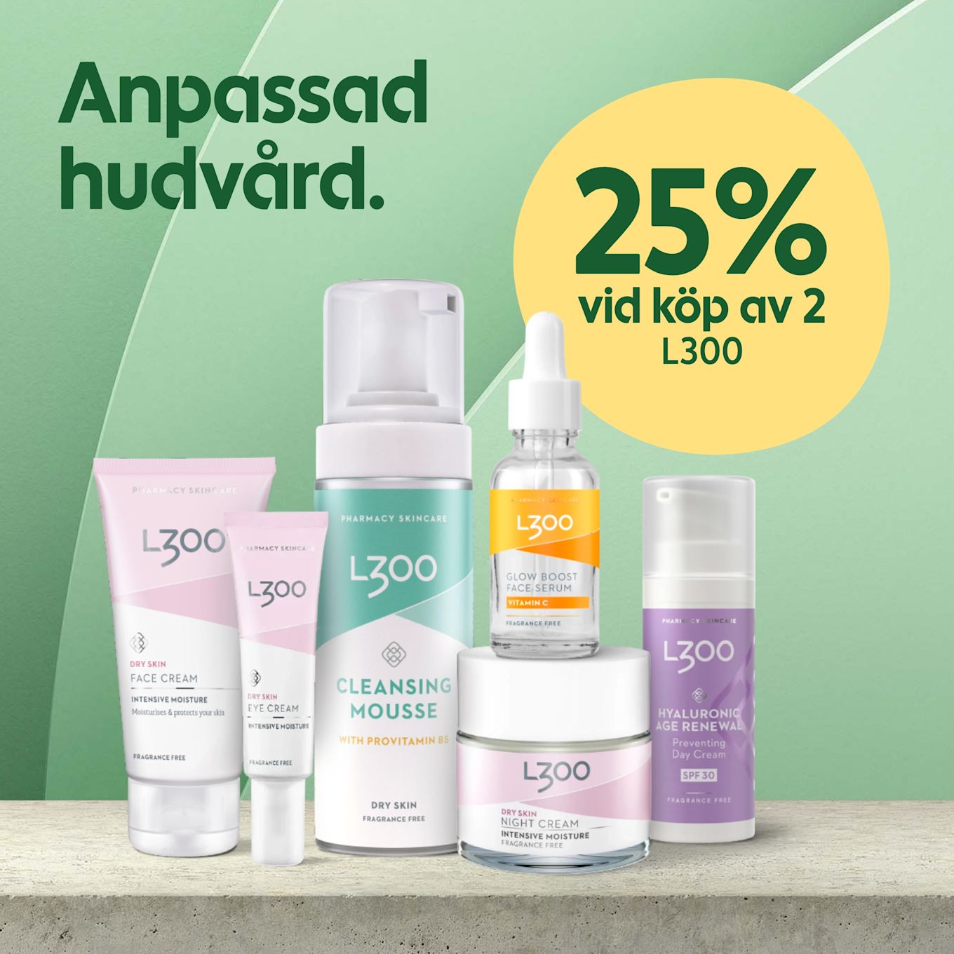 Utvald rad med L300 hudvårdsprodukter (rengöringsmousse, serum, dagkräm, nattkräm, ögonkräm) placerade på en betongyta framför grön bakgrund med texten "Anpassad hudvård" och en gul cirkel som annonserar "25% vid köp av 2 L300".