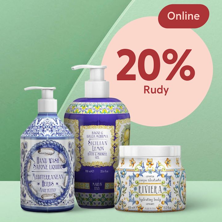Tre keramikinspirerade flaskor och burk med pump och lock, prydda med blått och gult mönster; text på etiketterna: "Hand Wash Mediterranean Herbs", "Sicilian Lemon Bath & Shower Gel" och "Riviera hydrating body cream"; rosa cirkel visar "20% Rudy" och rött märke "Online".