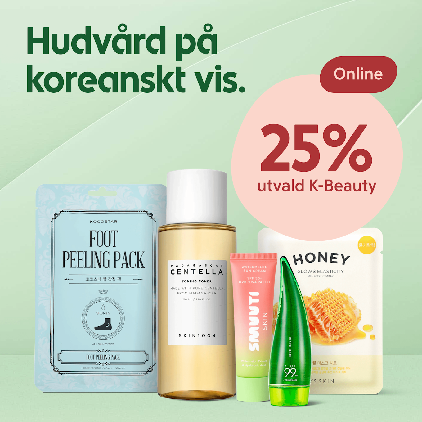 Fem K‑beauty-produkter i förgrunden (foot peeling pack, centella-toner, solkräm, aloe gel, sheet mask) staplade mot mintgrön bakgrund med stor rosa cirkel till höger där texten "25% utvald K‑Beauty" syns och ordet "Online" i röd knapp ovanför.