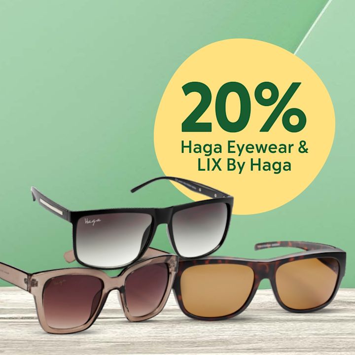 Tre solglasögon i framkant på ett ljust träbord, svart par överst, genomskinligt brunt par till vänster och sköldpaddsmönstrat par till höger, med en gul cirkel bakom texten "20% Haga Eyewear & LIX By Haga".