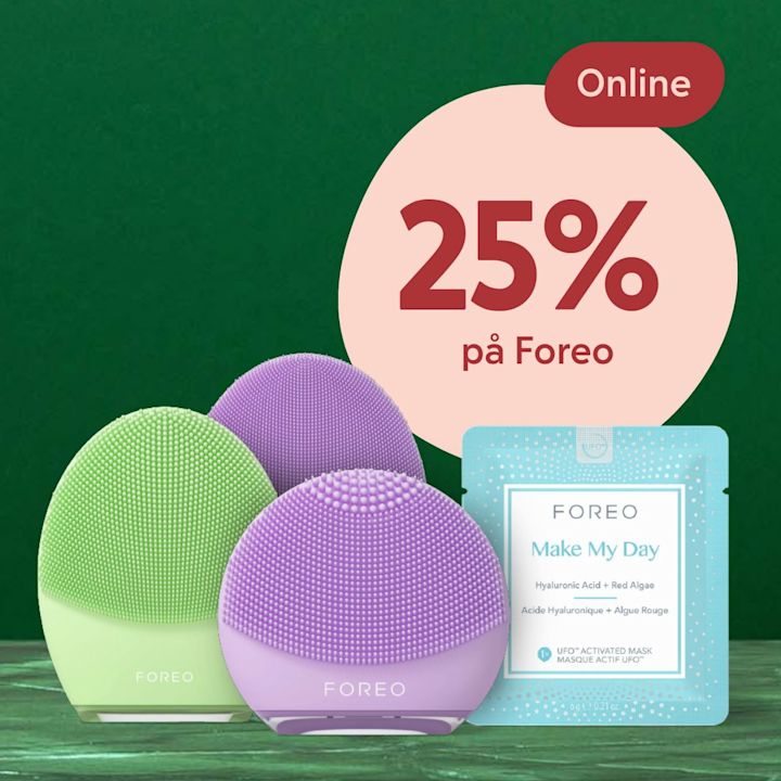 Två Foreo ansiktsrengörare i grönt och lila med en Foreo Make My Day ansiktsmask framför en grön bakgrund och en cirkel med texten "25% på Foreo Online".