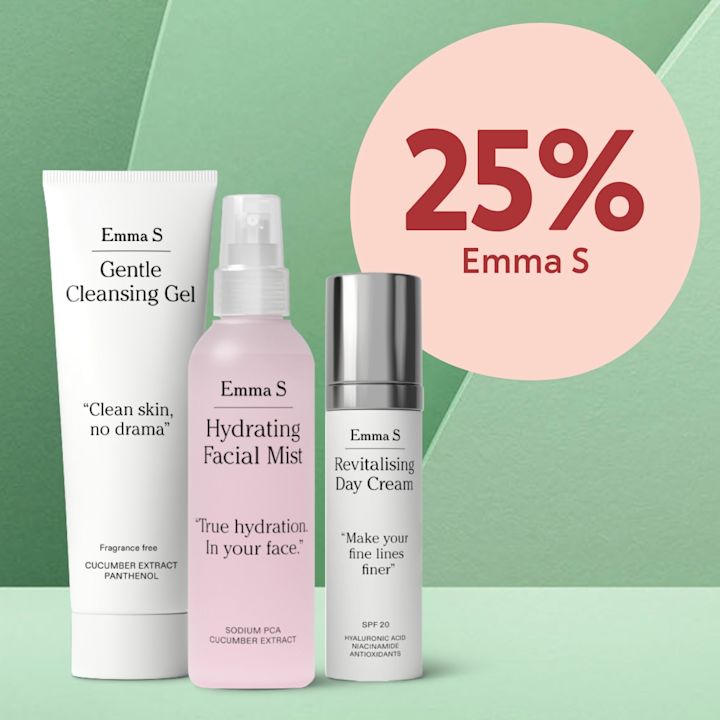 Tre Emma S hudvårdsprodukter i rad: vit Gentle Cleansing Gel, rosa Hydrating Facial Mist och vit Revitalising Day Cream framför gröna bakgrundshöjder med en rosa cirkel där det står "25% Emma S".