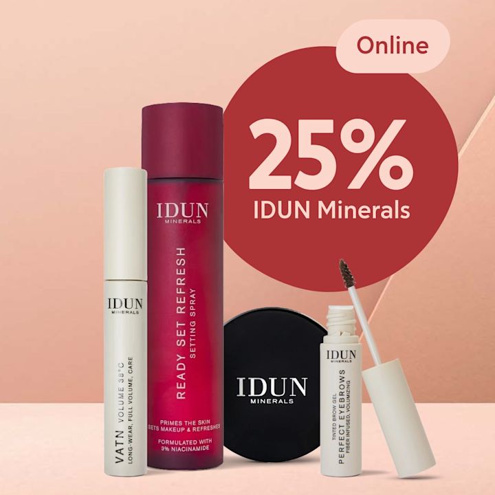 Fyra IDUN Minerals-produkter (mascara, setting spray, puder och brun ögonbrynsgel med borste) framför beige-rosa bakgrund med röd cirkeltext "25% IDUN Minerals" och en liten etikett "Online".