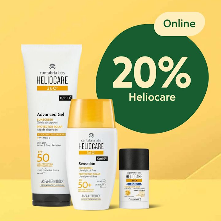 Tre Heliocare-solprodukter (Advanced Gel, Sensation SPF50+ och Sport-stick) stående framför gul bakgrund med grön cirkel där det står "20% Heliocare" och en oval med texten "Online".