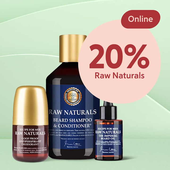 Tre Raw Naturals-herrprodukter (deodorant, skäggschampo & balsam, skäggolja) i blåbruna flaskor med guldfärgade lock, framför ljusgrön bakgrund och rosa cirkel med texten "20% Raw Naturals" och en röd etikett "Online".