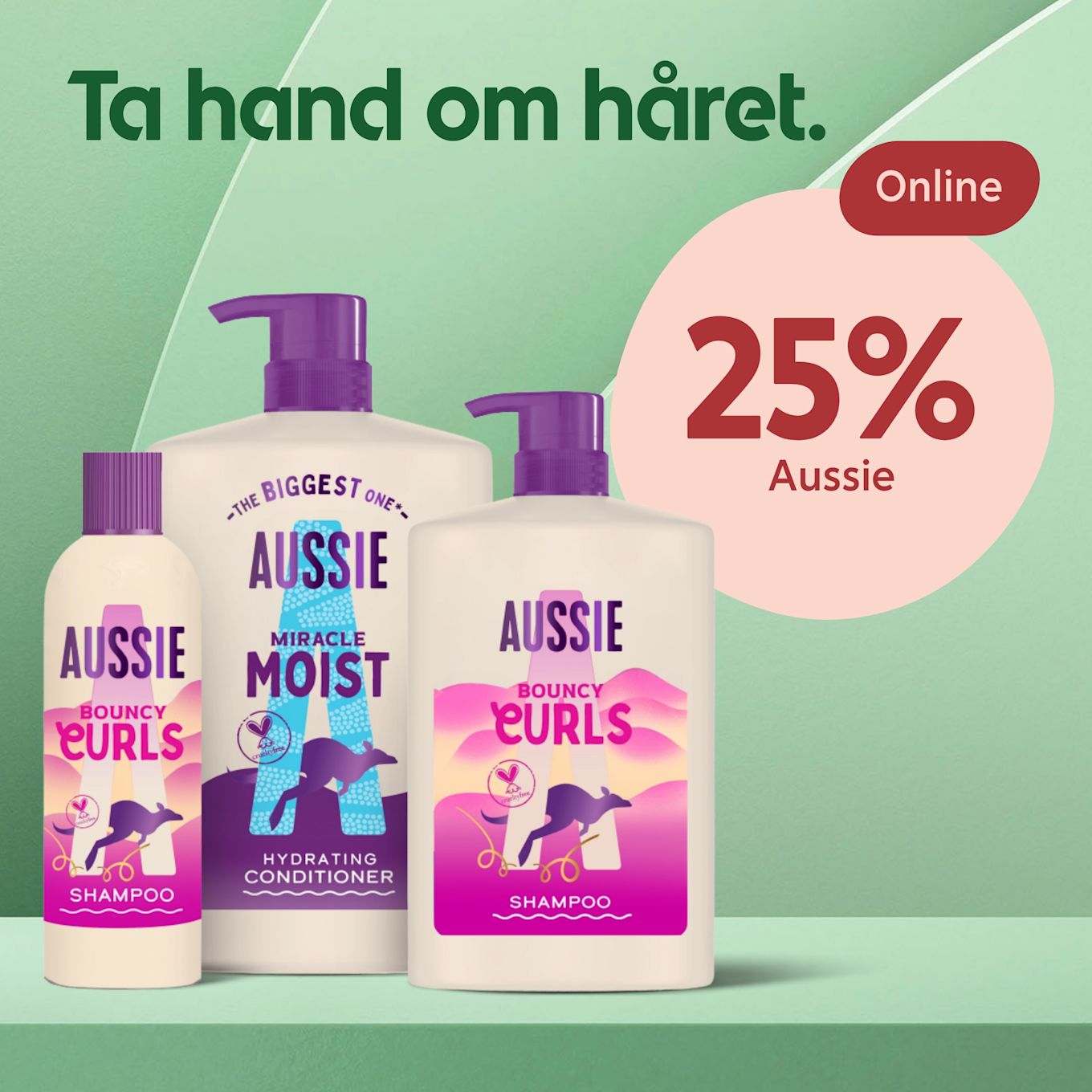Tre flaskor med Aussie hårvårdsprodukter står på en grön hylla med texten "Ta hand om håret" och en cirkel som visar 25% rabatt online.