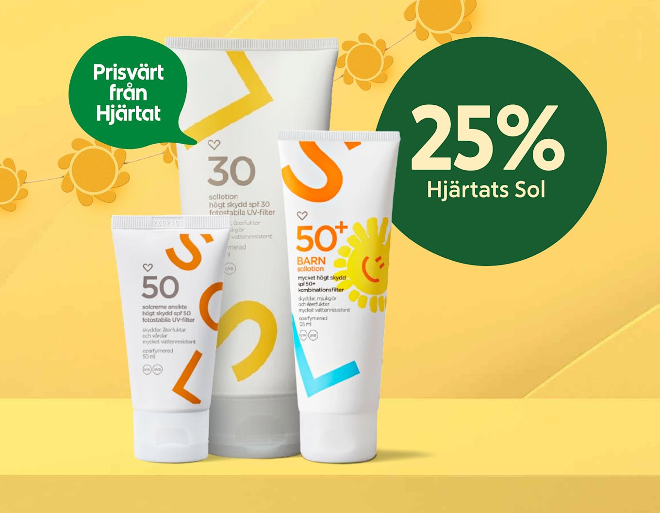 Tre solkrämer för barn och vuxna står på ett gult bord framför en gul bakgrund, med gröna pratbubblor som visar texten "Prisvärt från Hjärtat" och "25% Hjärtats Sol".