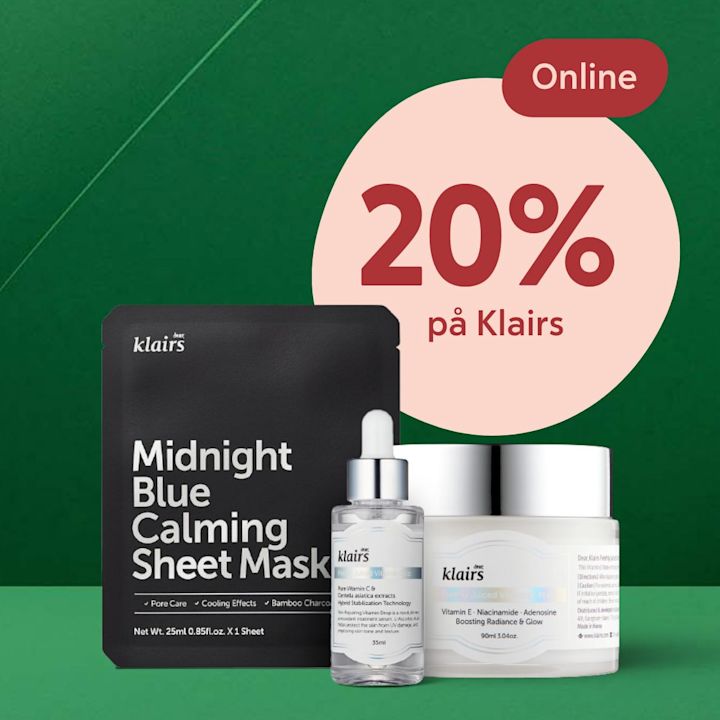 Tre Klairs hudvårdsprodukter står på ett grönt bord med en mörkgrön bakgrund, bredvid en cirkel med texten "20% på Klairs" och "Online".