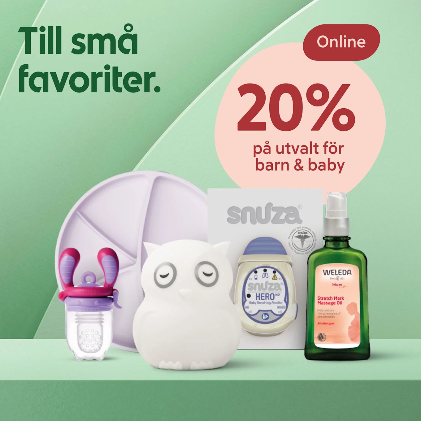 Barn- och babyprodukter inklusive en rosa och lila matningssilikon, en vit ugglelampa, en babyandningsmonitor i förpackning och en grön flaska med massageolja mot bristningar på ett grönt bord.