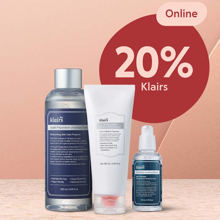 Tre hudvårdsprodukter från varumärket Klairs: toner, ansiktsrengöring och serum står framför en beige-rosa bakgrund med en röd cirkel som visar texten "20% Klairs" och en liten etikett "Online".