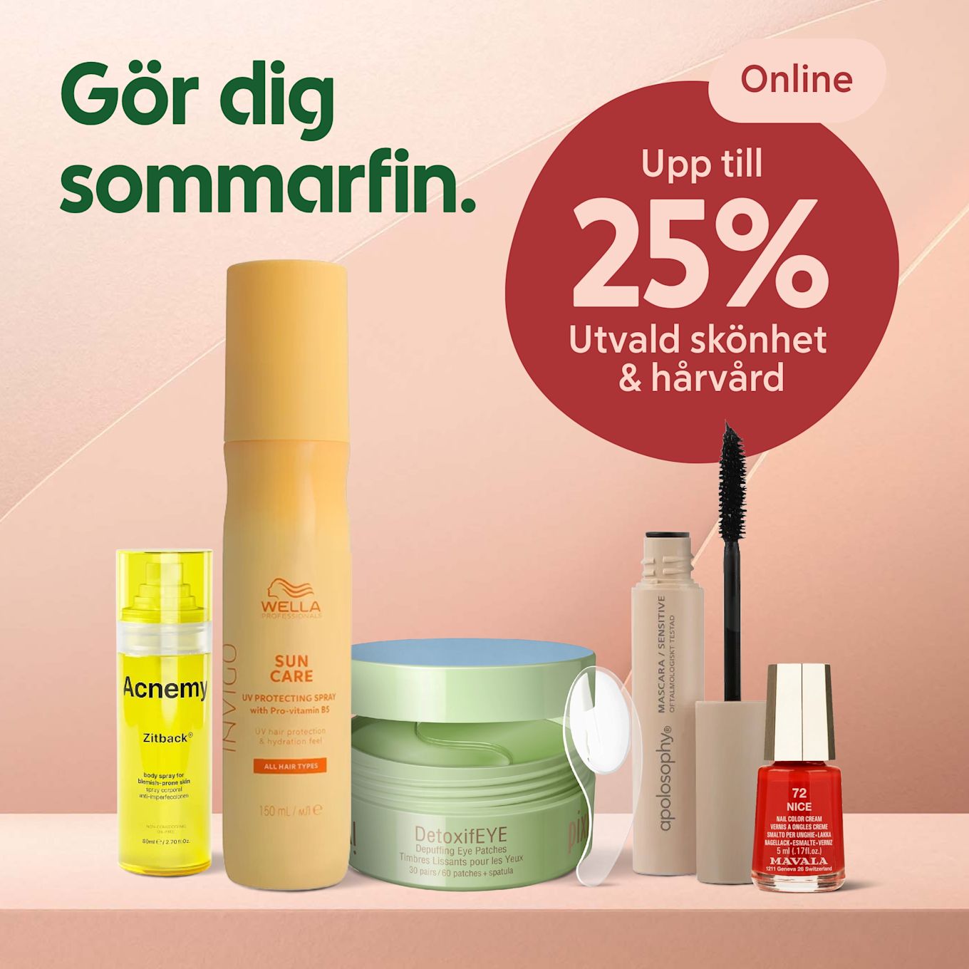 Flera skönhetsprodukter på en hylla inklusive Acnemy spray, Wella Sun Care-spray, DetoxifEYE pads, mascara och rött nagellack framför en rosa bakgrund med texten "Gör dig sommarfin" och en röd cirkel som annonserar "Upp till 25% Utvald skönhet & hårvård".