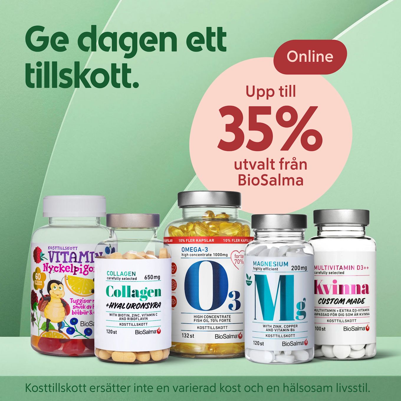 Flera kosttillskottsburkar i rad (vitamin för barn, kollagen, omega‑3, magnesium och multivitamin för kvinnor) stående på grön hylla med texten "Ge dagen ett tillskott" och en rosa cirkel som annonserar "Upp till 35% utvalt från BioSalma".