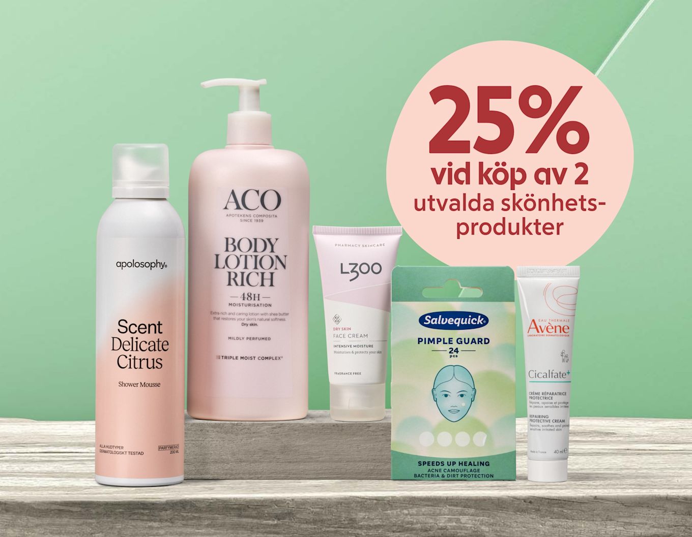  "25% vid köp av 2 utvalda skönhetsprodukter". Bild med flaska med Apolosophy duschmousse, ACO  body lotion, L300 ansiktskräm, Salvequick pimple guard-paket och Avène ansktskräm uppställda på träyta framför grön bakgrund.
