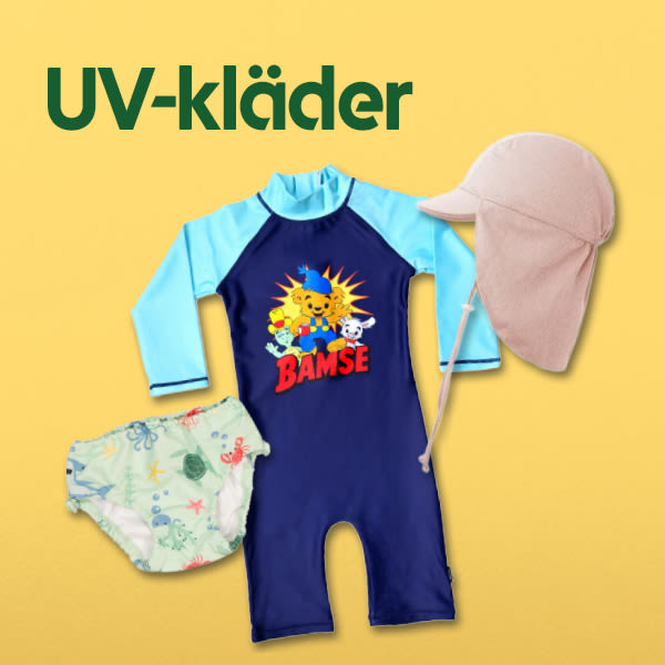 Ingång till sortiment med UV-kläder. Bild på UV-dräkt i mörkblått med ljusblå ärmar och tryck av Bamse och sol, bredvid en rosa solhatt och ett mönstrat badblöjfodral på gul bakgrund med texten "UV-kläder".