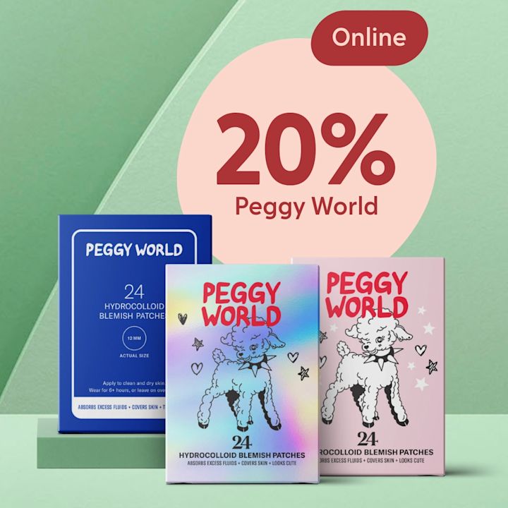 Tre förpackningar Peggy World hydrocolloid plåster framför grön bakgrund med rosa cirkel och texten "20% Peggy World" och etikett "Online".