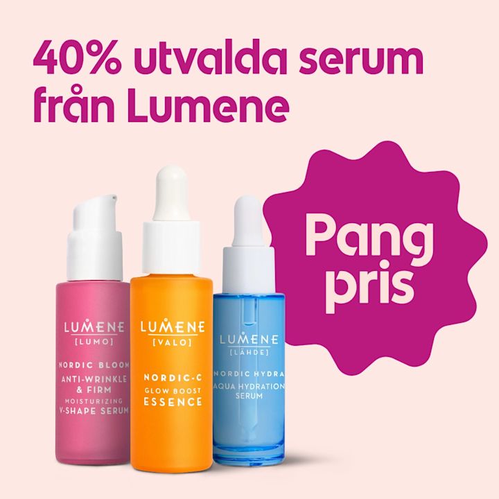 Tre Lumene-serumflaskor i rad: anti age-serum, c-vitamin.serum och återfuktande serum. Flaskorna står mot en ljusrosa bakgrund med texten "40% utvalda serum från Lumene" och en lila pratbubbla med "Pang pris".