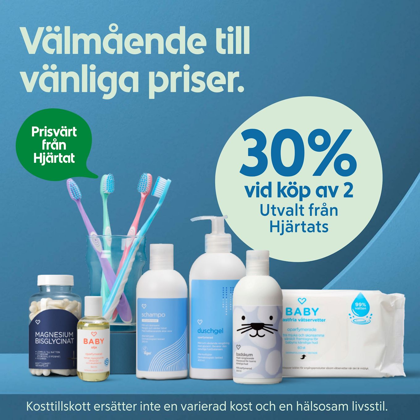 Olika hygienprodukter som tandborstar, schampo, duschgel, badskum, babyolja, magnesiumtillskott och våtservetter visas på blå bakgrund med text om 30% rabatt vid köp av två.