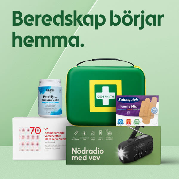 Grön första hjälpen-väska med vitt kors omgiven av förnödenheter: vattenreningstabletter, förbandskit, förpackning desinficerande våtservetter och vevradio på ljusgrön bakgrund med texten "Beredskap börjar hemma.".