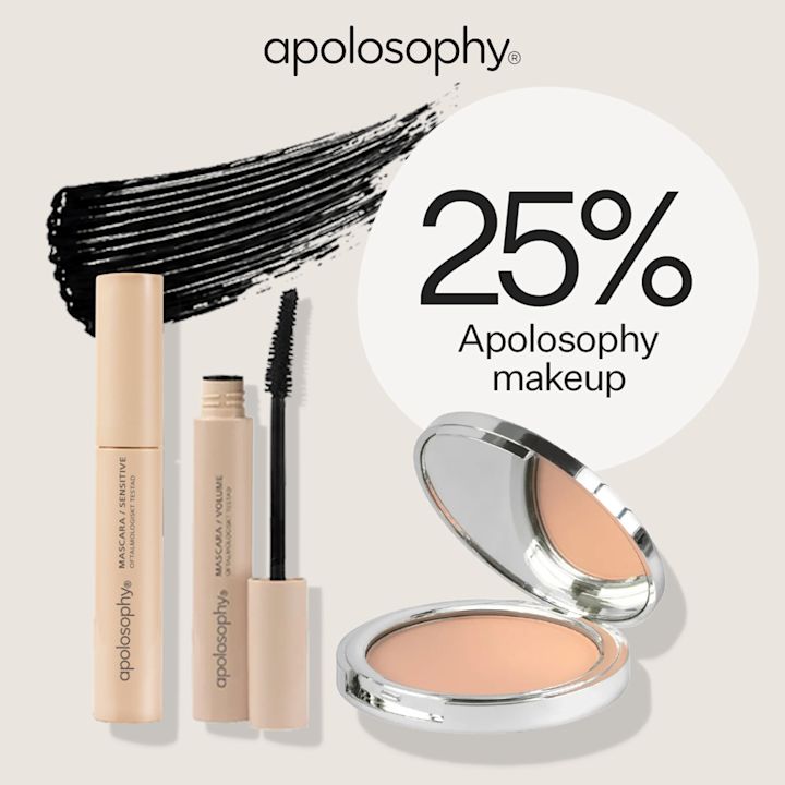 beige mascaraflaska med öppnad borste bredvid kompakt puder i silveretuie och svart mascarastrykning i bakgrunden, text "25% Apolosophy makeup" synlig i vit cirkel ovanför.
