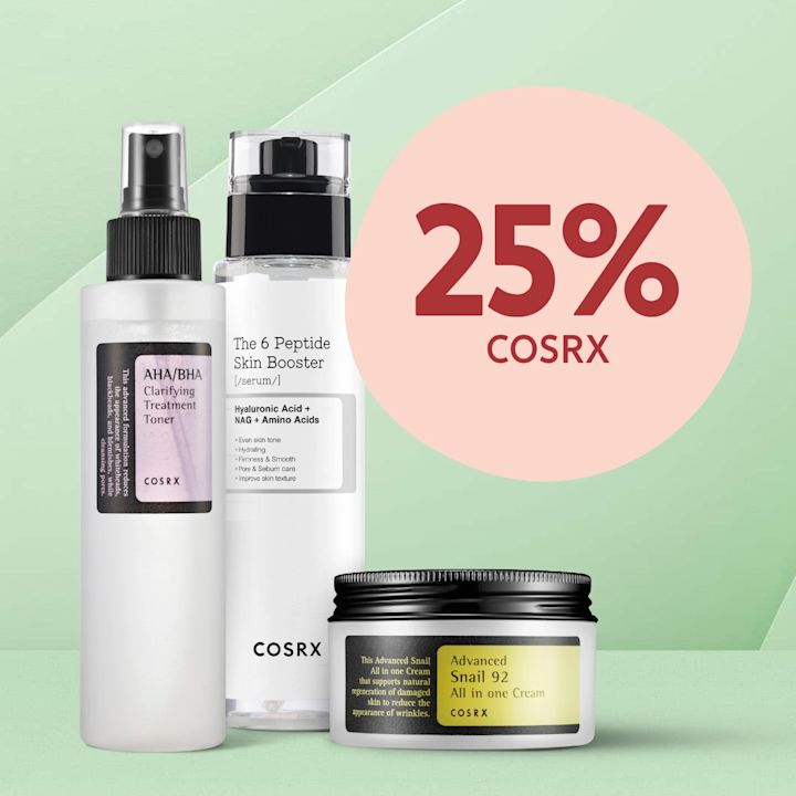 Tre COSRX-produkter (AHA/BHA toner i sprayflaska, The 6 Peptide Skin Booster i pumpflaska och Advanced Snail 92-kräm i burk) placerade framför en mintgrön bakgrund med en rosa cirkel där texten "25% COSRX" syns.
