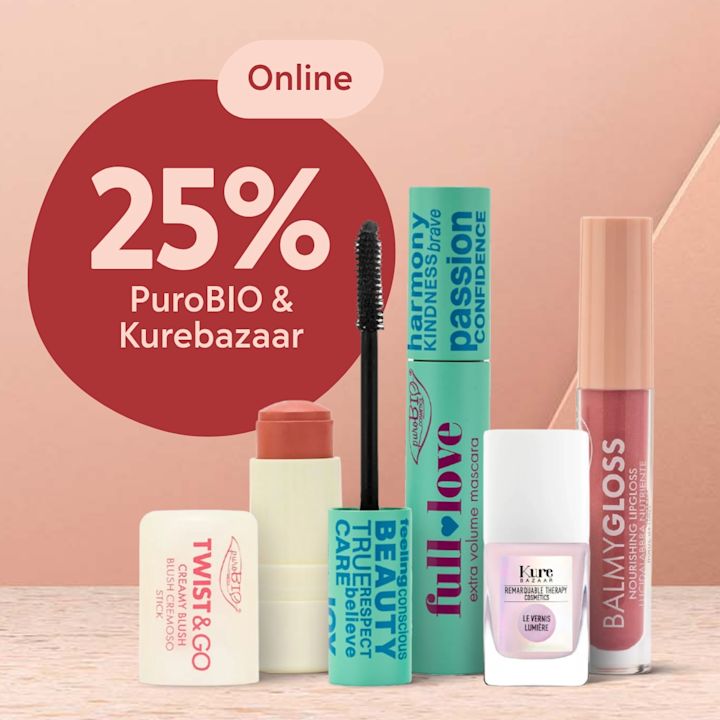 Rosa bakgrund med en röd cirkel och texten "25% PuroBIO & Kurebazaar online", framför cirkeln flera skönhetsprodukter: puderblushstick, ögonfransmaskara med borste, turkos mascarahylsa, rosa nagellack och nude läppglans på träliknande yta.