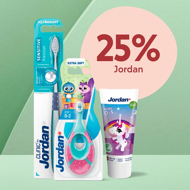 Tre Jordans produkter i förpackning: en blå tandborste "Sensitive" i blister, en barnborste med turkos-rosa grepp och förpackning märkt "Extra Soft Step 0-2", och ett rör barnkräm med enhörningsillustration, framför en rosa cirkel med texten "25% Jordan".
