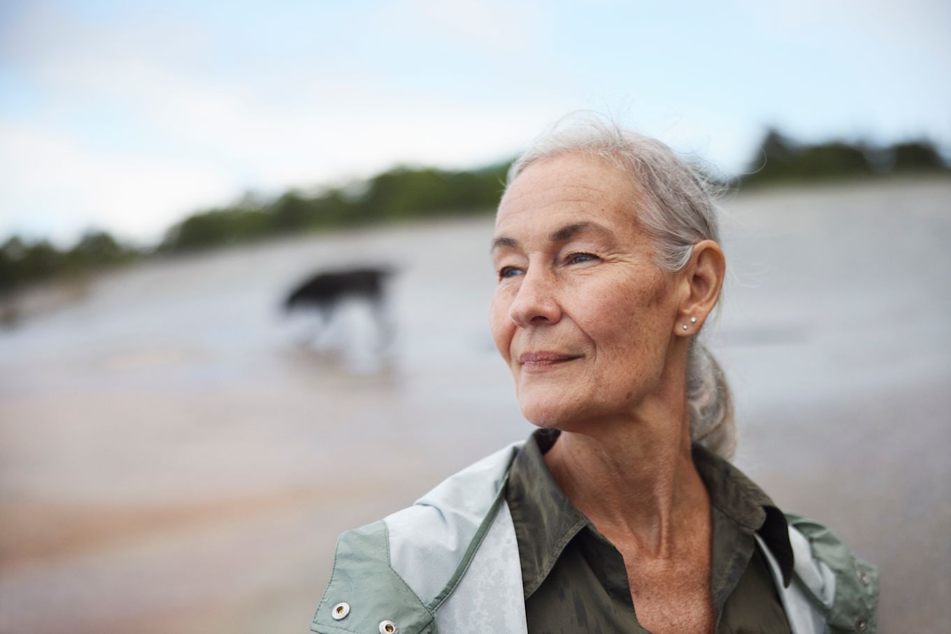 Äldre kvinna som promenerar ute i naturen.