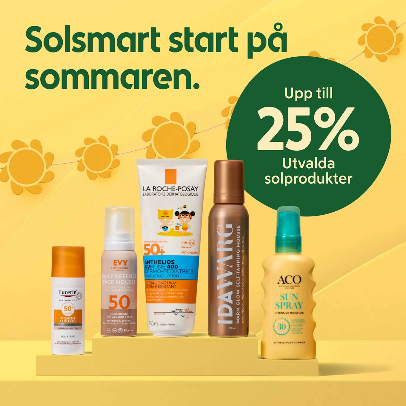 Fem solskyddsprodukter i olika flaskor och tuber uppradade på gula podium mot gul bakgrund med texten "Solsmart start på sommaren" och en grön cirkel med "Upp till 25% Utvalda solprodukter".