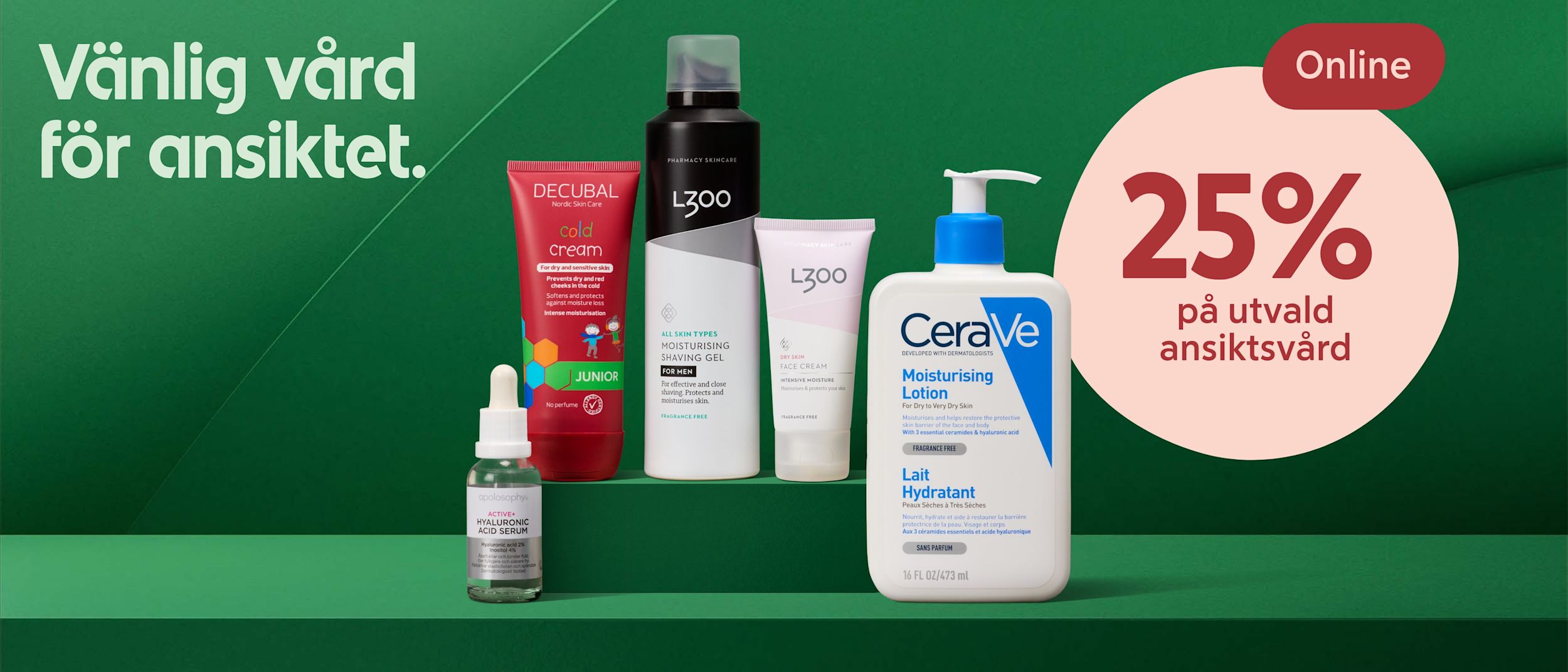 Fem olika ansiktsvårdsprodukter står på en grön yta med texten "Vänlig vård för ansiktet" och en rosa cirkel som säger "Online 25% på utvald ansiktsvård".