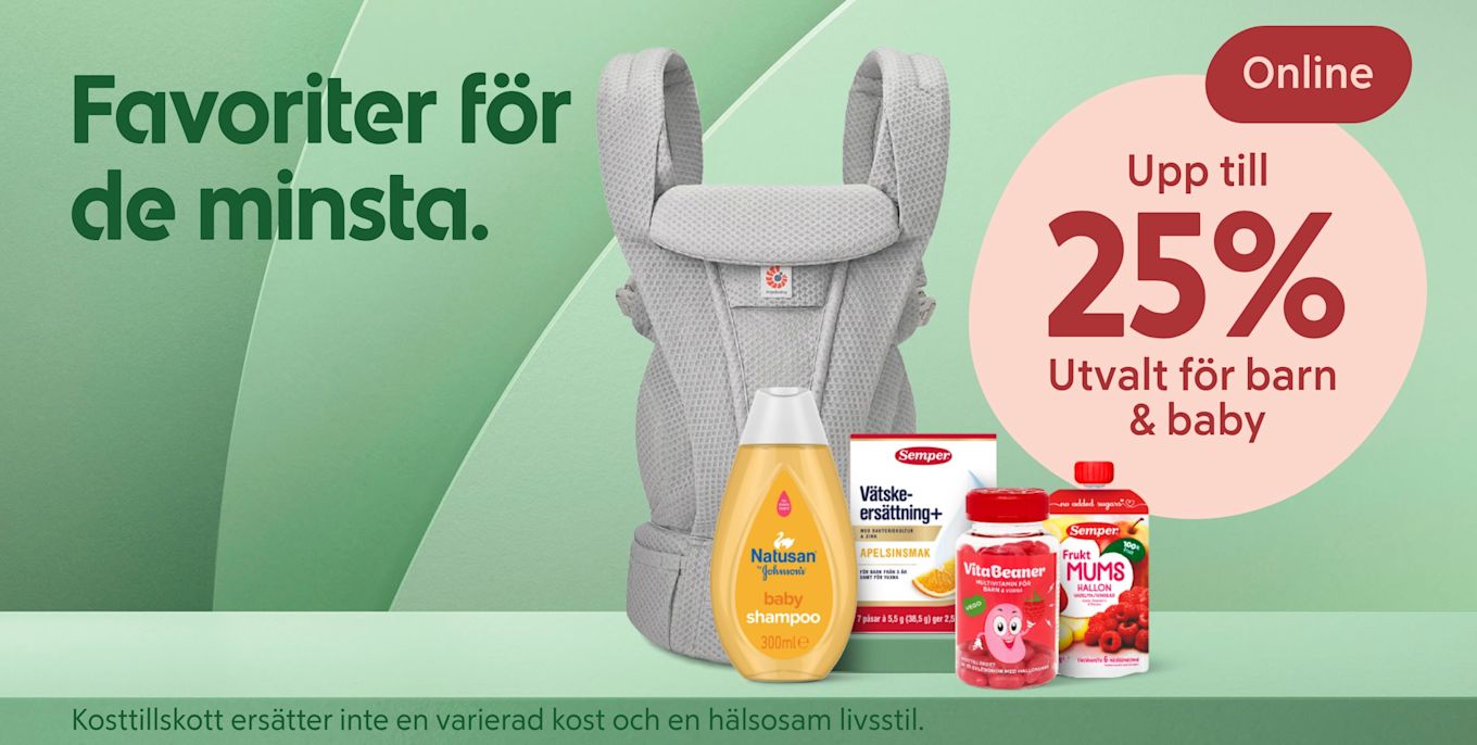 Grå ergonomisk bärsele stående framför en grön bakgrund med babyolja, vätskeersättning för små barn, tuggvitaminer för barn och en fruktklämmis i förgrunden och texten "Upp till 25% Utvalt för barn & baby" i en rosa cirkel till höger.