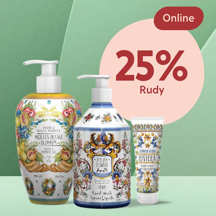 Tre dekorativa tvålförpackningar med färgglada, italienskinspirerade blom- och fruktmönster framför en grön bakgrund och en rosa cirkel med texten "25% Rudy" och en röd badge med "Online".