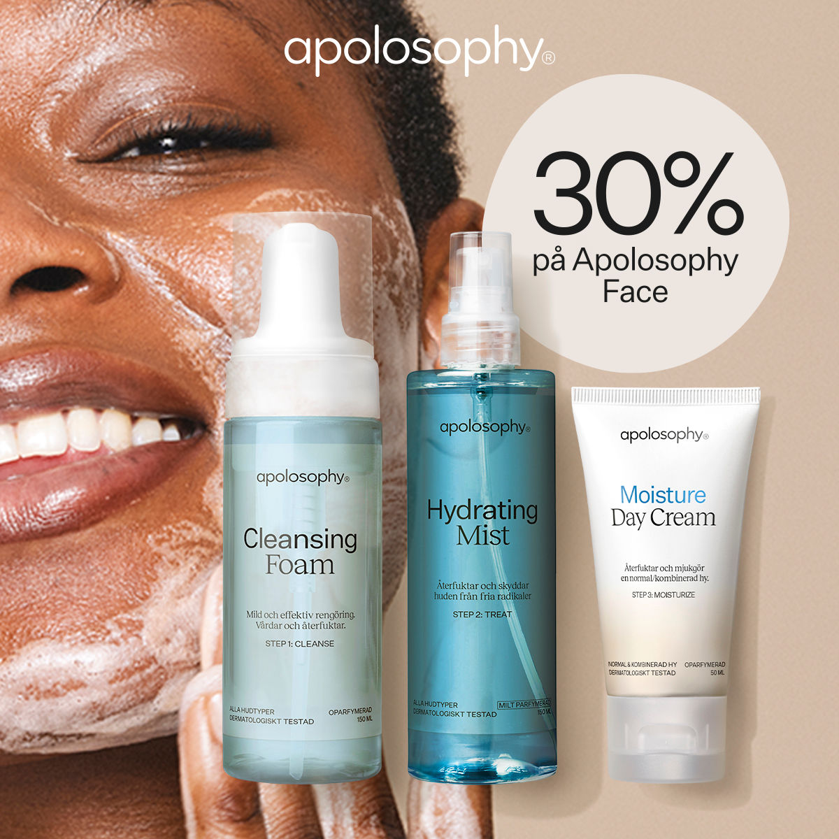 Närbild på leende kvinna som tvättar ansiktet med löddrande rengöring bredvid tre Apolosophy-produkter: Cleansing Foam, Hydrating Mist och Moisture Day Cream samt texten "30% på Apolosophy Face".