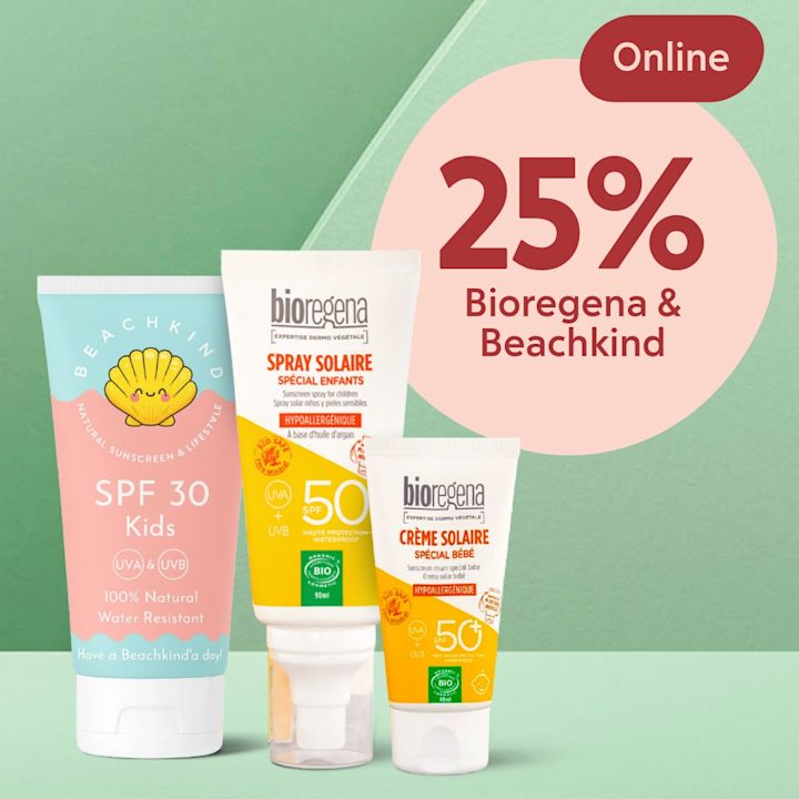 Tre solskyddsprodukter för barn och vuxna (Beachkind SPF30, Bioregena spray SPF50, Bioregena kräm SPF50+) stående på grön bakgrund med rosa cirkel till höger text "25% Bioregena & Beachkind Online".