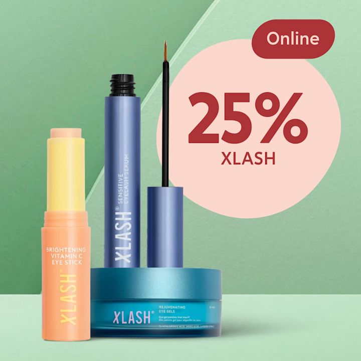Tre Xlash-produkter i förgrunden: en aprikosfärgad Brightening Vitamin C Eye Stick, en blå Sensitive Eyelash Serum med pensel uppdragen och en turkos burk Rejuvenating Eye Gels, mot grön bakgrund och en rosa cirkel med texten "25% XLASH" och en röd etikett "Online".