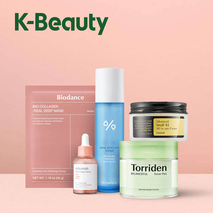 Ingång till kategorin K-beauty. Serum, sheet mask, toner och ansiktskräm står uppstaplade mot en rosa bakgrund.