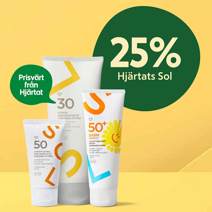 Tre vita solkrämstuber i olika storlekar med orange och gul grafik, märkta SPF 30 och 50+ framför gul bakgrund och en grön cirkel med texten "25% Hjärtats Sol" samt pratbubbla "Prisvärt från Hjärtat".