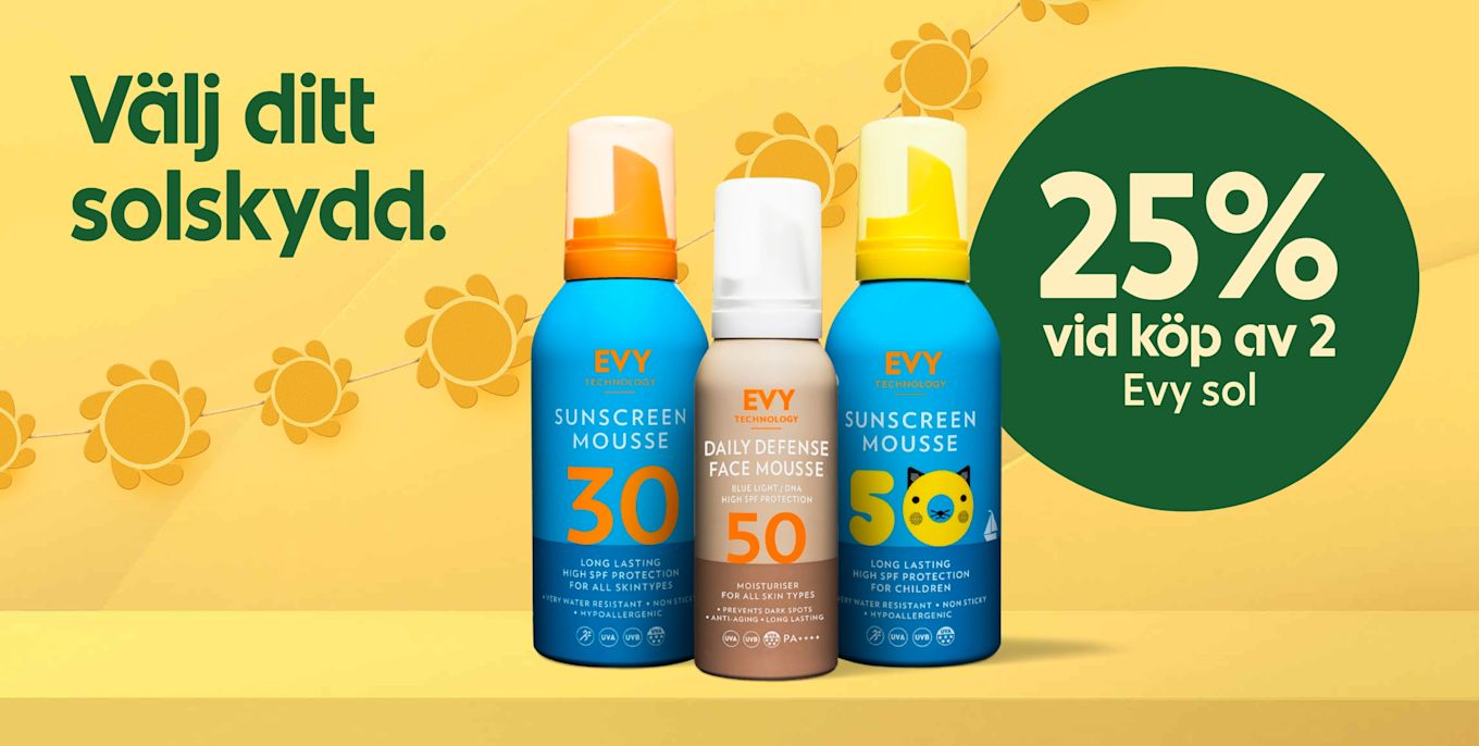 Tre flaskor solskyddsmousse (EVY Sunscreen Mousse SPF30, EVY Daily Defense Face Mousse SPF50, EVY Sunscreen Mousse SPF50 barn) stående framför gul bakgrund med pappersblommor, texten "Välj ditt solskydd." och en grön cirkel med "25% vid köp av 2 Evy sol".