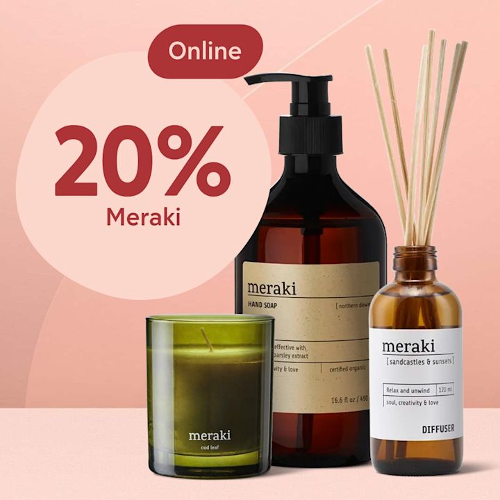 Tre Meraki-produkter i förgrunden: grön doftljusglas, brunt handtvålsflaska med pump och brun glasflaska med doftpinnar, placerade mot mjuk rosa bakgrund med rund etikett som visar "20% Meraki" och en röd oval med texten "Online".